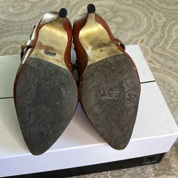 Brown bootie with good detail. 3.5” heel+ 1” platform sole. Size 8 - Picture 7 of 12